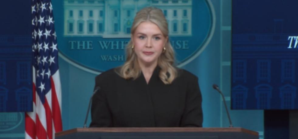 12月11日，记者频频提问歼15锁定F15，白宫发言人一句话令日本很不爽！在