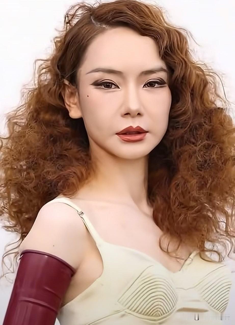 不知戚薇到底咋想的，越来越离谱，本来挺美的脸蛋，非要走“蔡明”的路线？时装周上