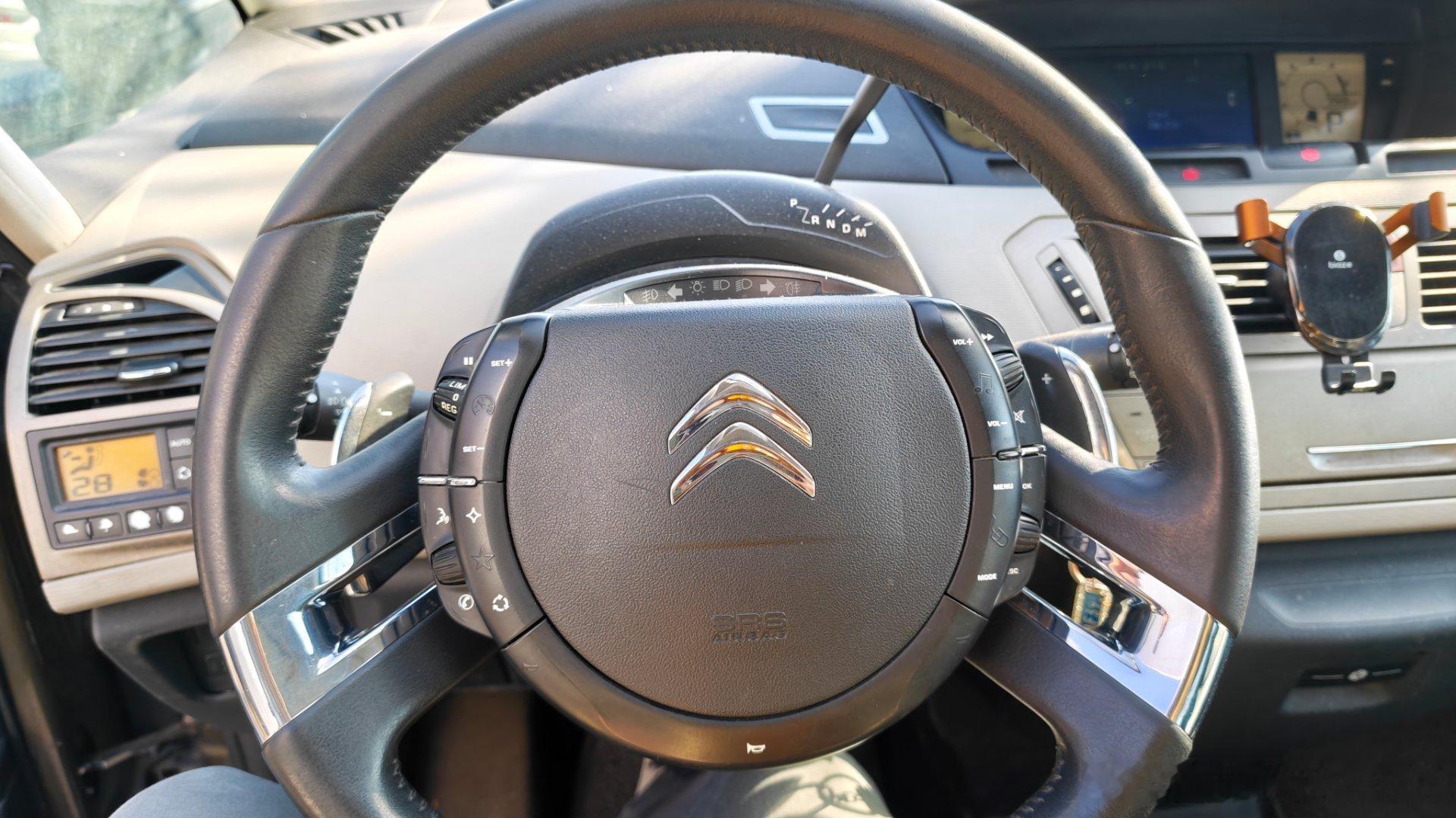 雪铁龙C4毕加索一直是我想拍的经典车，设计感真是太强了！细节够我讲半个小时的！好