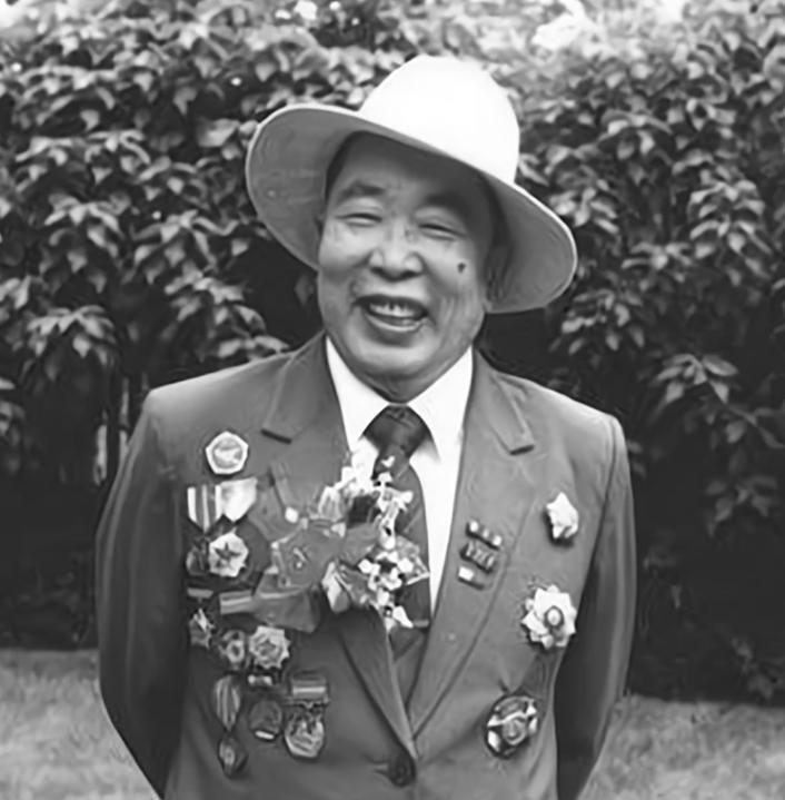 1951年10月，飞行员华龙毅满身鲜血靠在一块石头上，看着手提斧头围上来的陌生面