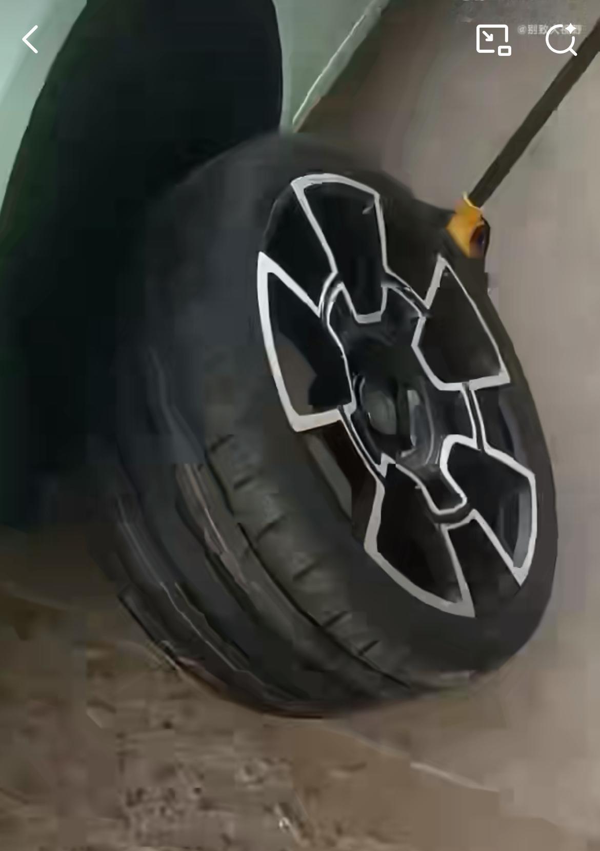 劳斯莱斯路边换胎，丢地上的螺丝被路过大妈捡走了，修理店老板惊出一身冷汗。螺丝不值