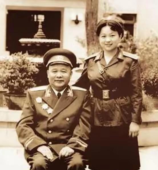 1955年，与徐海东失散二十多年的女儿徐文金在广播中听到了父亲的名字。她怎么也没