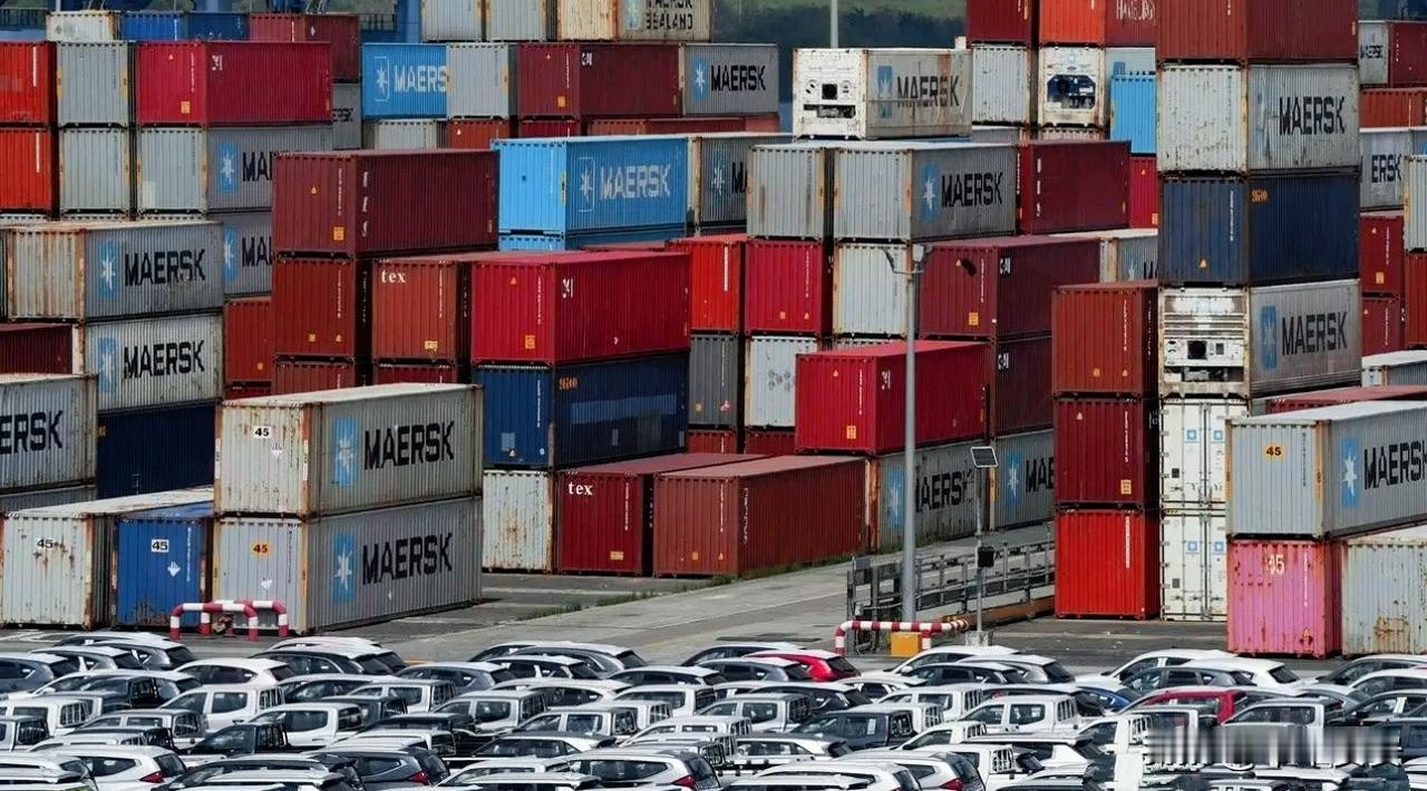 巴拿马这次二话不说把港口给收了，几十年合同愣是成了废纸一张。这种“明抢”的戏