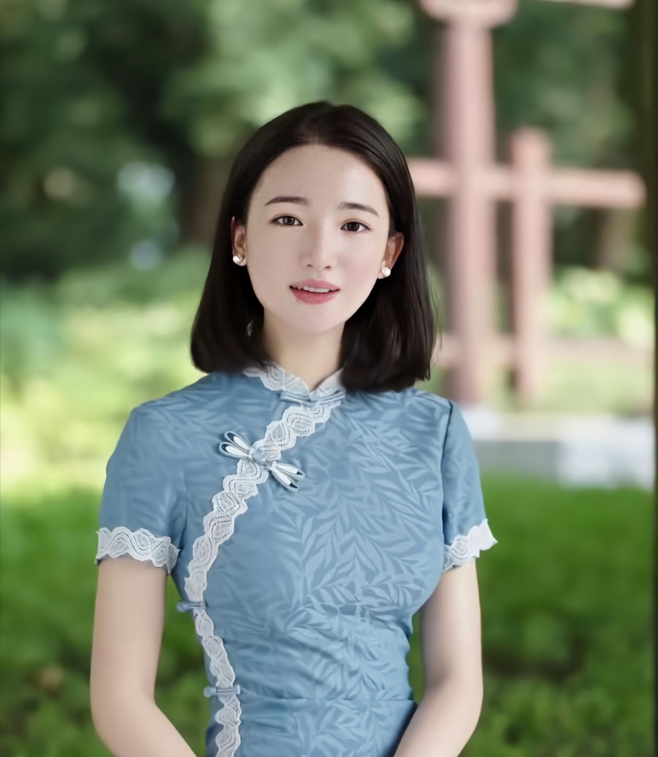 晒图笔记大赛亭台野趣无人问，旗袍玫瑰天下闻。