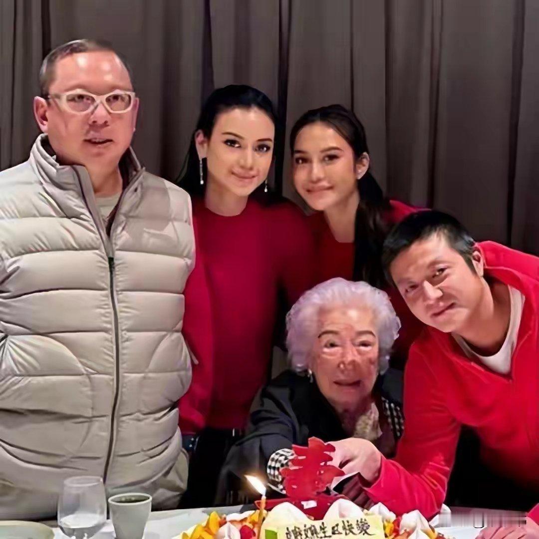 二房上位，独揽丈夫百亿，今102岁烟酒不离身，是香港豪门话事人​​​
