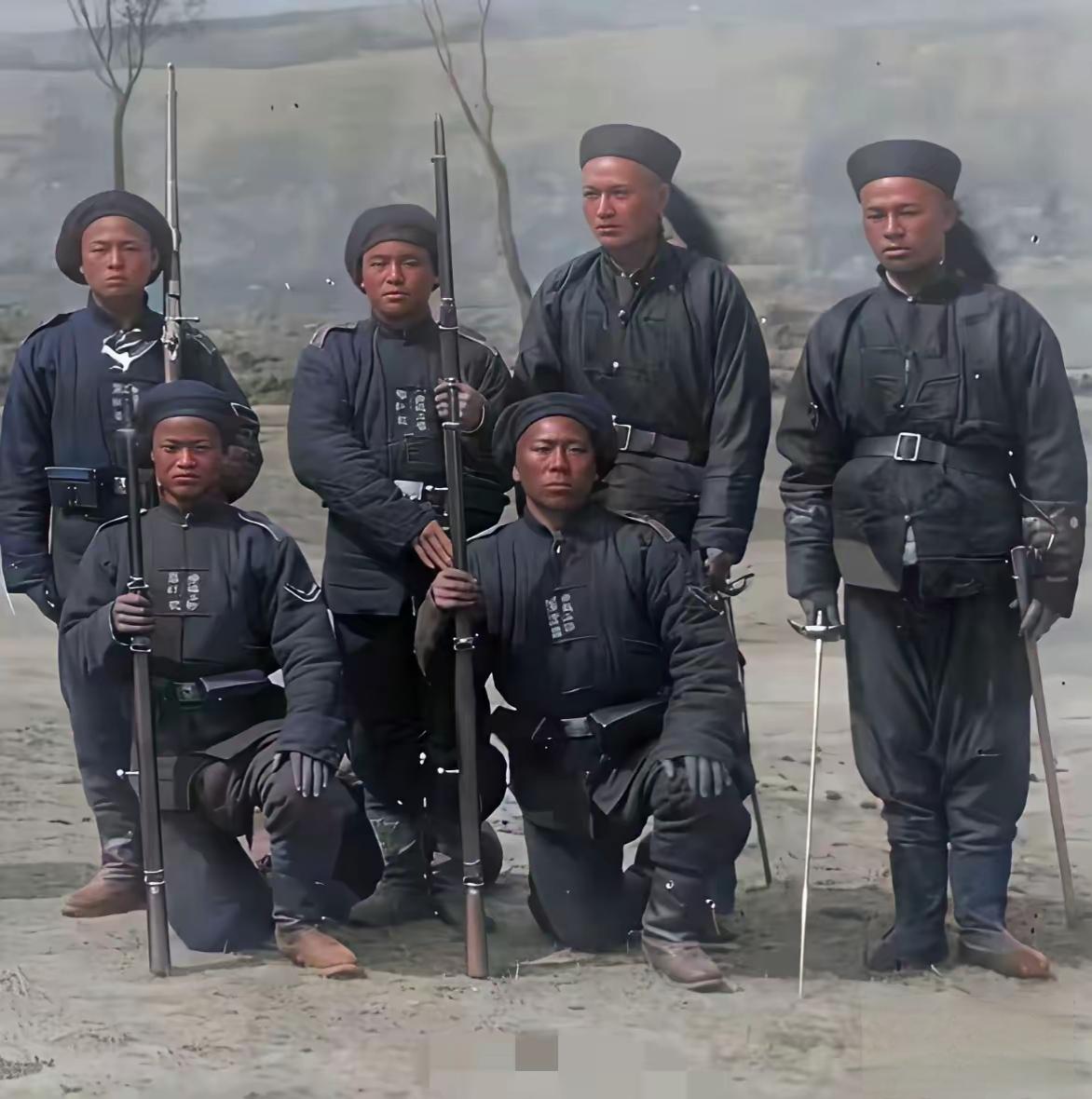 照片中的这些人，就是当年左宗棠收复新疆的将士们，他们是中华民族的英雄，他们的功绩