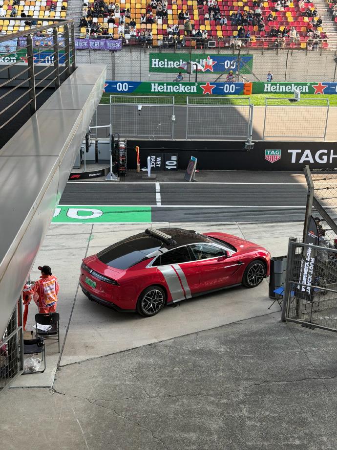 F1惊现中国彩蛋在F1围场竟然出现了仰望U7！红色车身，带顶灯的仰望U7，运