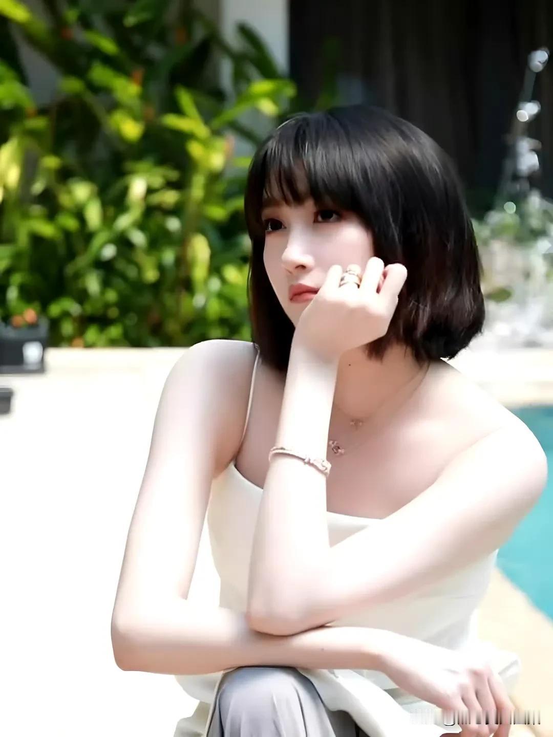 关晓彤这白吊带齐肩短发造型，简直清新甜美到爆，直接在网上掀起了热议。照片里她身