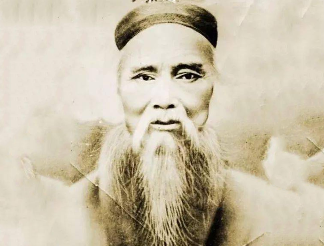 1932年，30多名土匪到武当山抢黄金，武当道总徐本善一脚踢断旁边的石头护栏：“