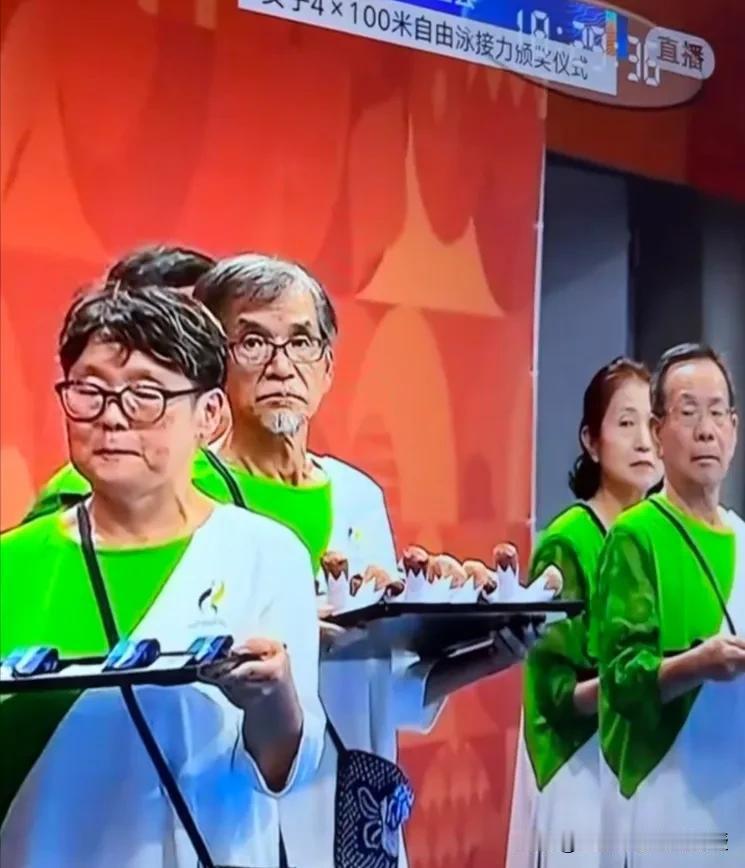 看着颁奖台上白发苍苍的礼仪爷爷奶奶身姿挺拔、一丝不苟，不少人感慨，日本是真的缺少