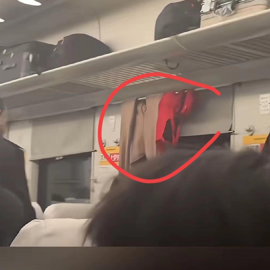 火车上这一幕直接惊掉下巴，活这么大坐无数次火车，从没见过这么离谱的操作！真让