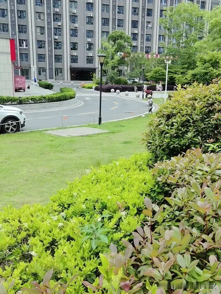 我认为应该。高铁站台也是公共场合也有很多的旅客讨厌有烟味。吸烟既然有害健