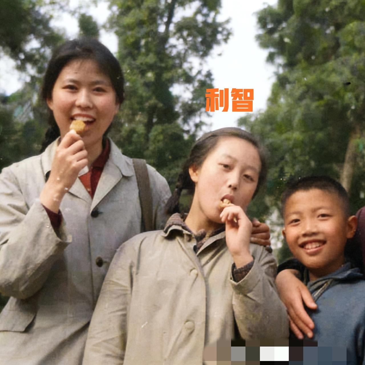 70年代，少女时期的利智与继母，留下了一张罕见的合影。画面里的两人手里都拿着棒棒