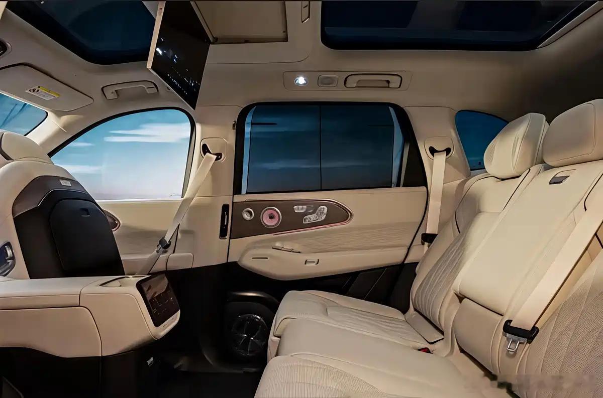 胖哥汽车频道极氪旗下的中大型SUV极氪8X，基于SEA-S超级电混架构打造，提