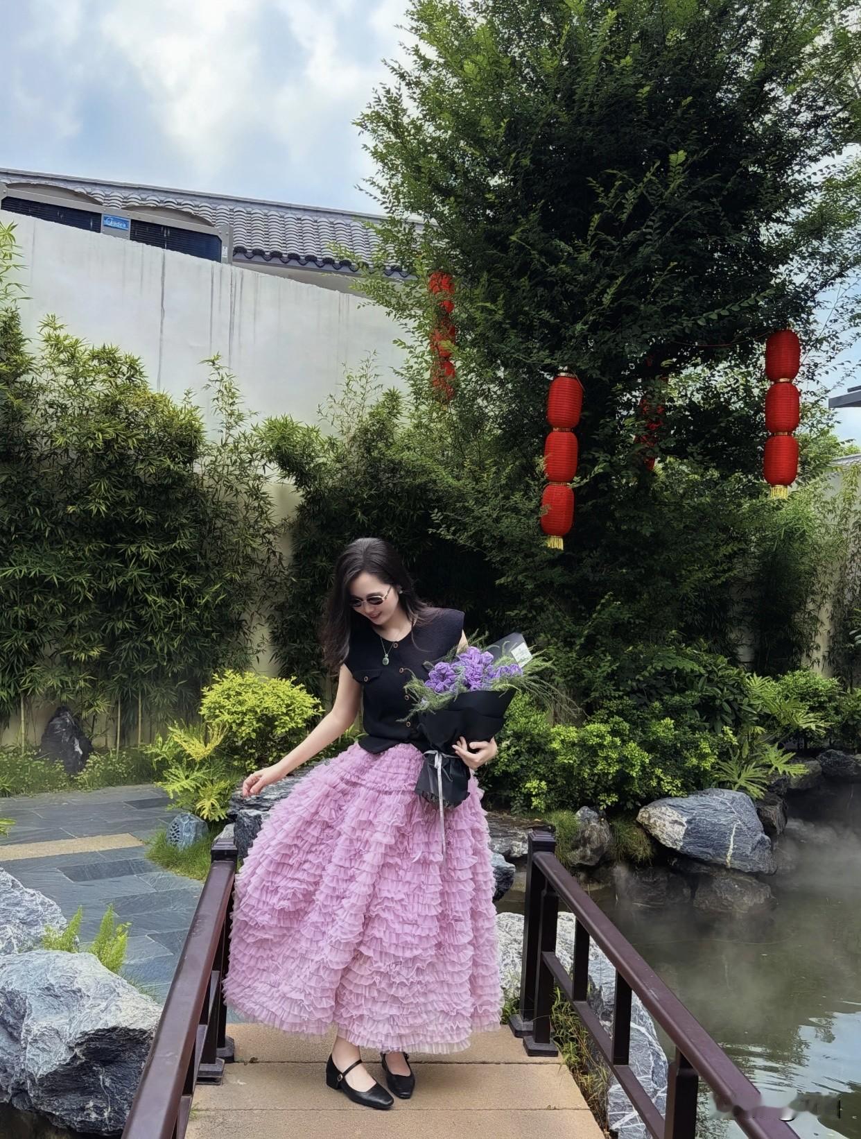 记录我的2026优雅漫步在古风园林，手捧鲜花，享受宁静时光。