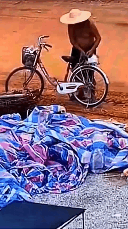 一位老大爷中午骑自行车来到工地偷钢筋？结果钢筋还没来得及偷走，自己的自行车反而