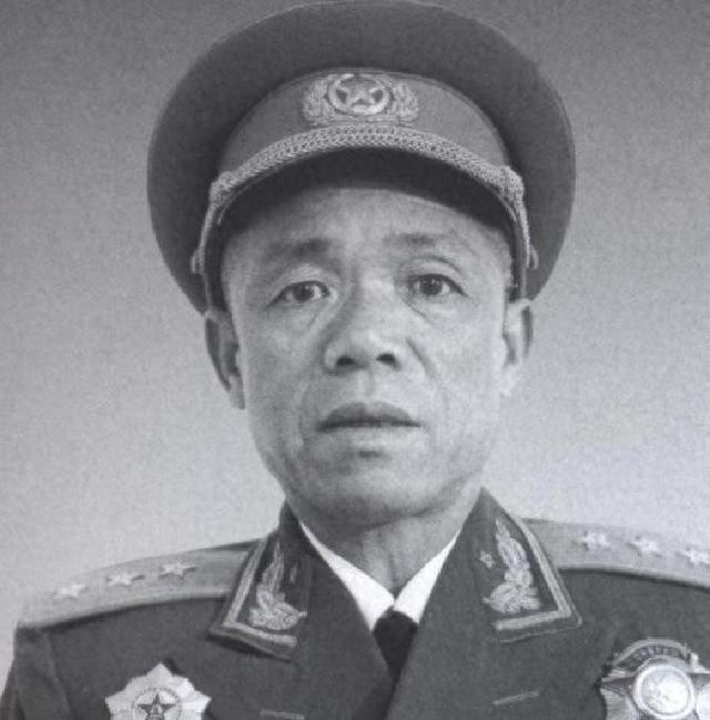 1973年12月，毛主席把八名大军区司令叫到中南海，那天，他拄着拐杖，却