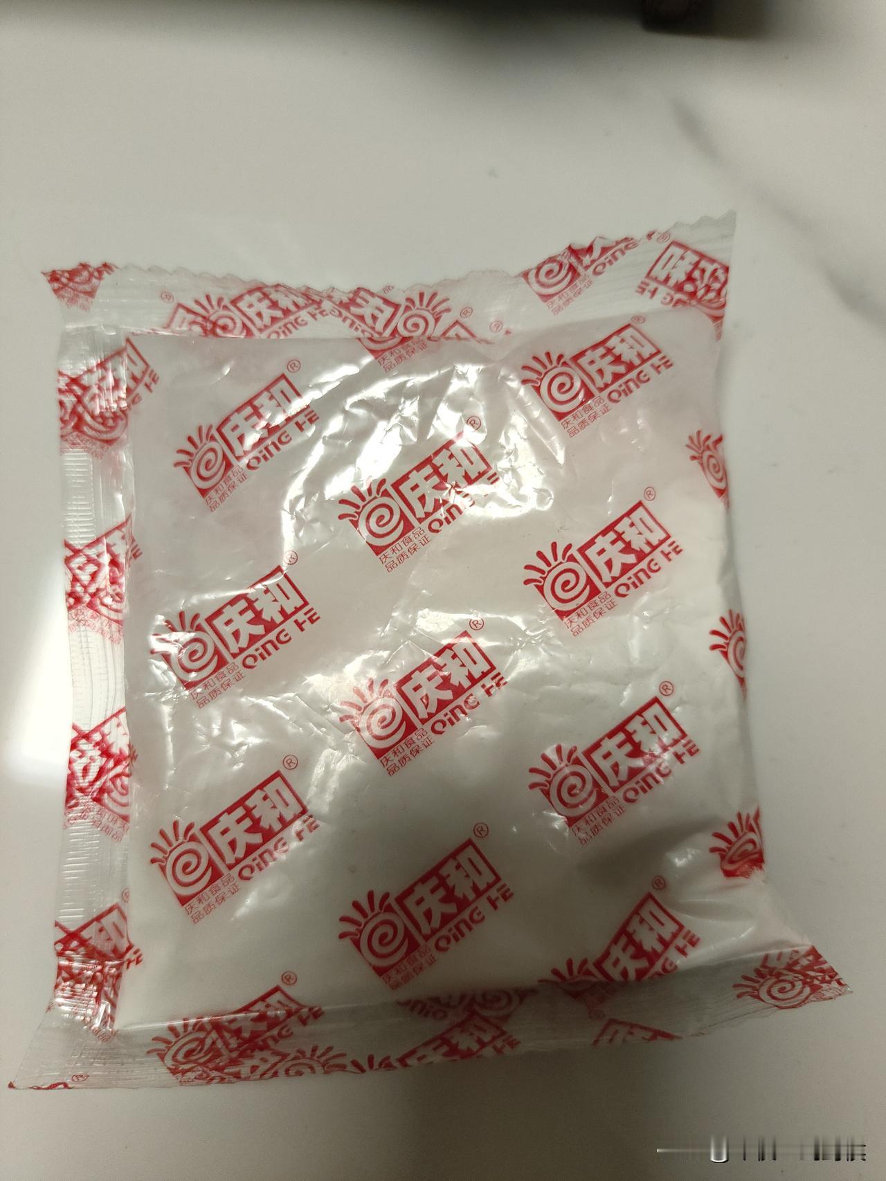 泡了两袋藕粉，虽然淡而无味，样子像胶水一样，但我觉得口感还挺好。我很小的时候，