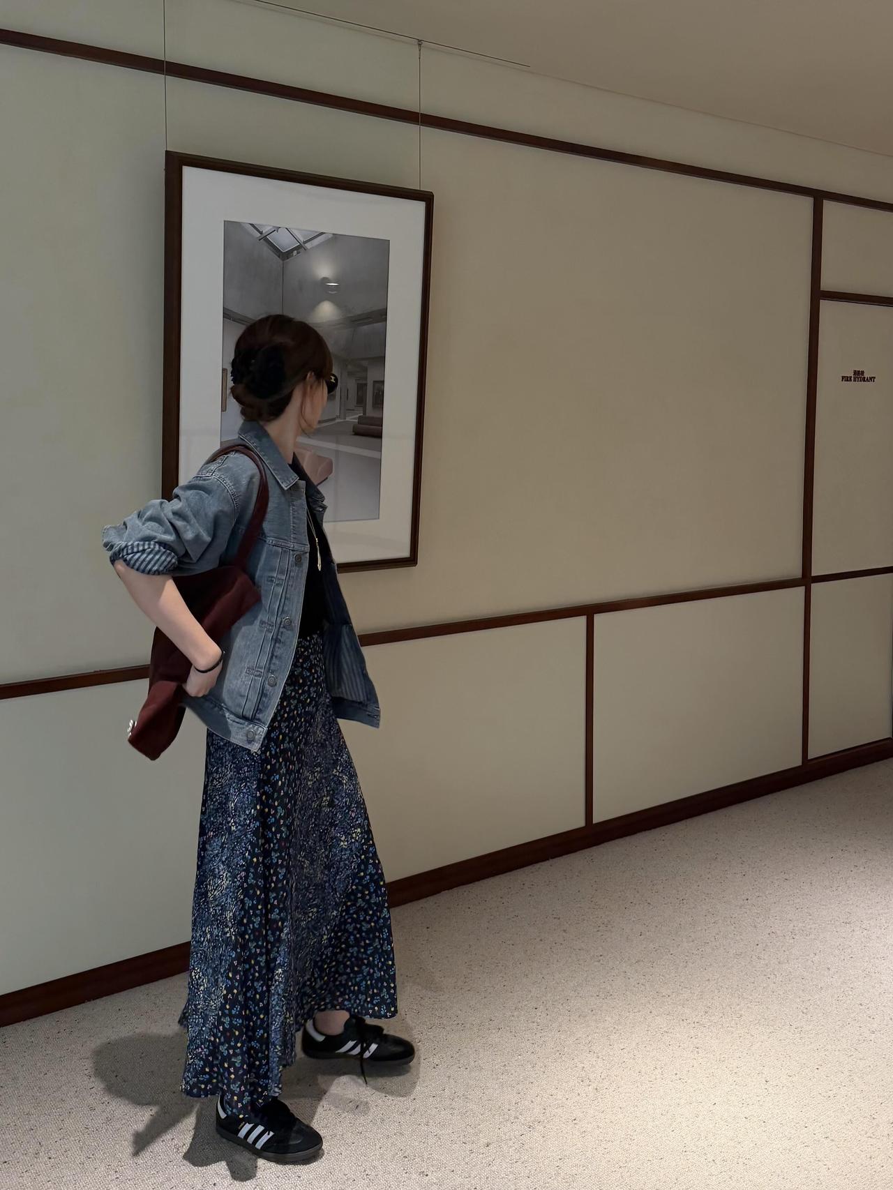 牛仔夹克配碎花裙，经典不过时！宽松水洗牛仔外套自带松弛感，搭配藏青碎花长裙，刚