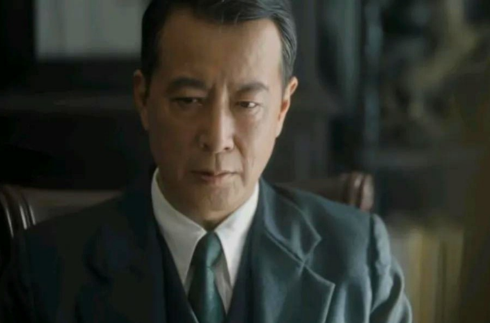 《潜渊》第19集预告，原来徐文医生就是平田生前留下的暗线骨蛆，平田死后他又联系到