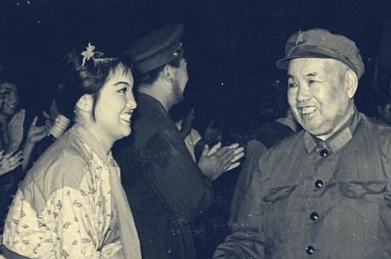 1985年3月，我军配发新式军装，原南京军区司令许世友上将吩咐秘书：“你把尺寸给