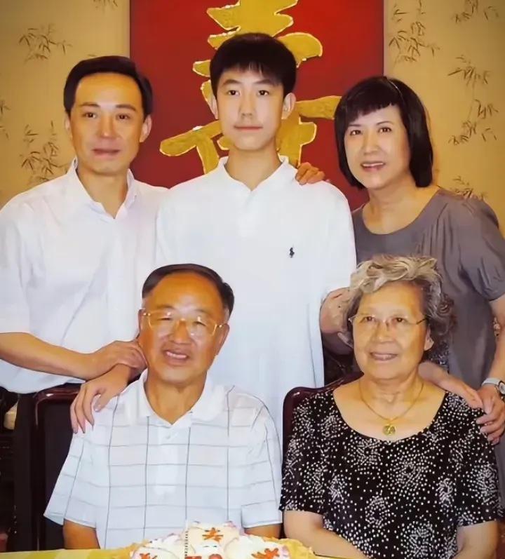 著名京剧表演艺术家于魁智一家在父亲72岁生日时的合影，展现了温馨的家庭氛围和艺术
