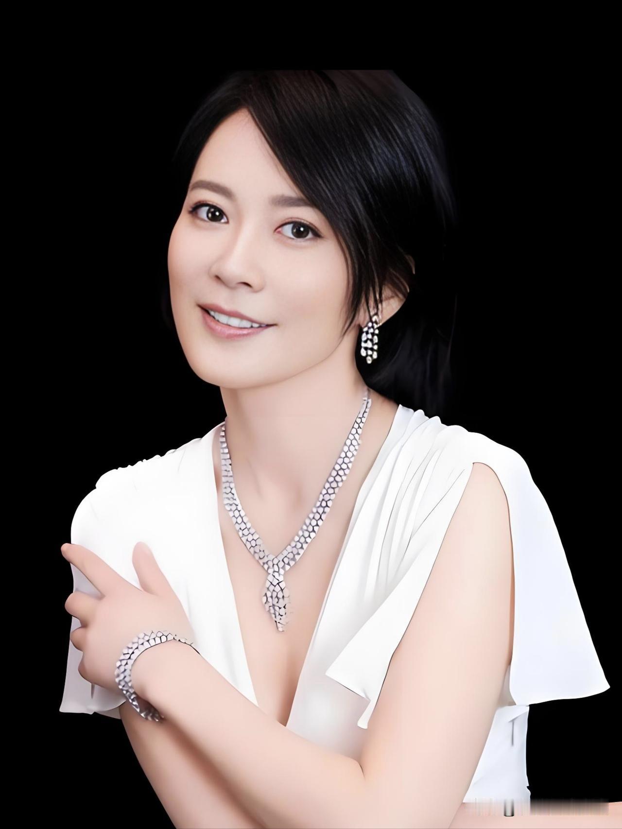时光不败美人，俞飞鸿以从容姿态诠释东方优雅。五十余载岁月沉淀，眉眼间尽是通透与温