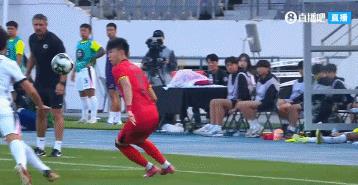一个细节提现了蒯纪闻大哥范儿！中国香港队附加动作激怒王钰栋，引发大规模冲突，蒯纪