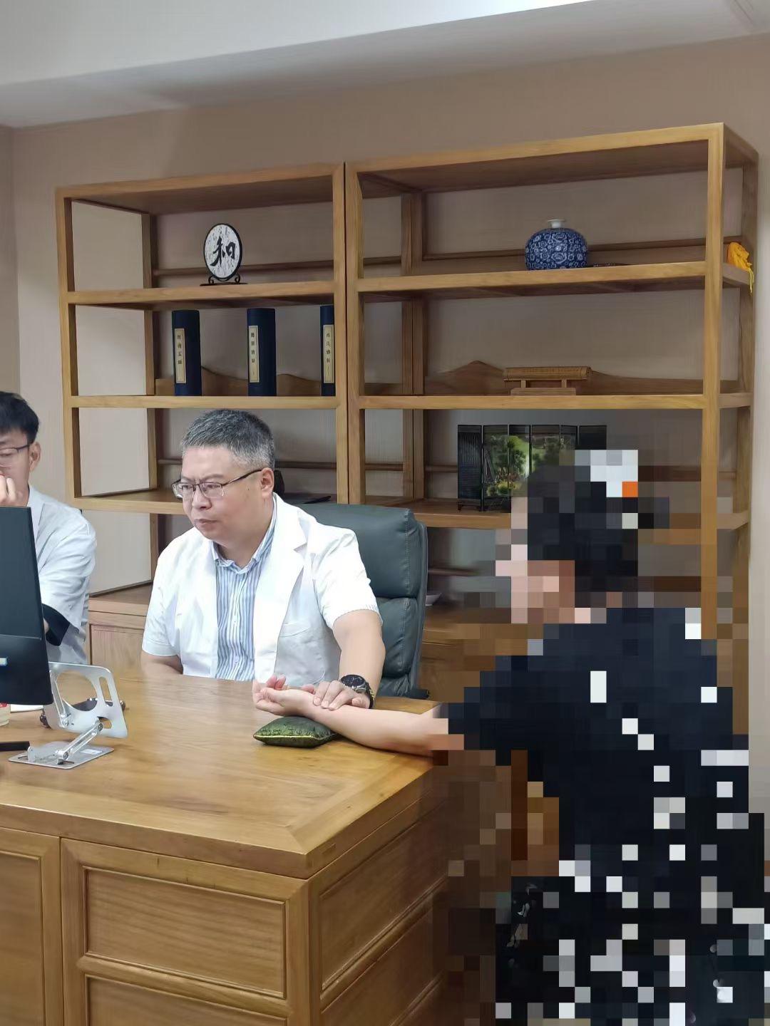 最近后台收到了不少脾胃病患者的留言：“李医生，不知道为什么，我最近上热下寒的症状