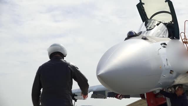 俄罗斯空天军接收一批全新苏-35S战机该型战机用于夺取制空权，同时可打击远
