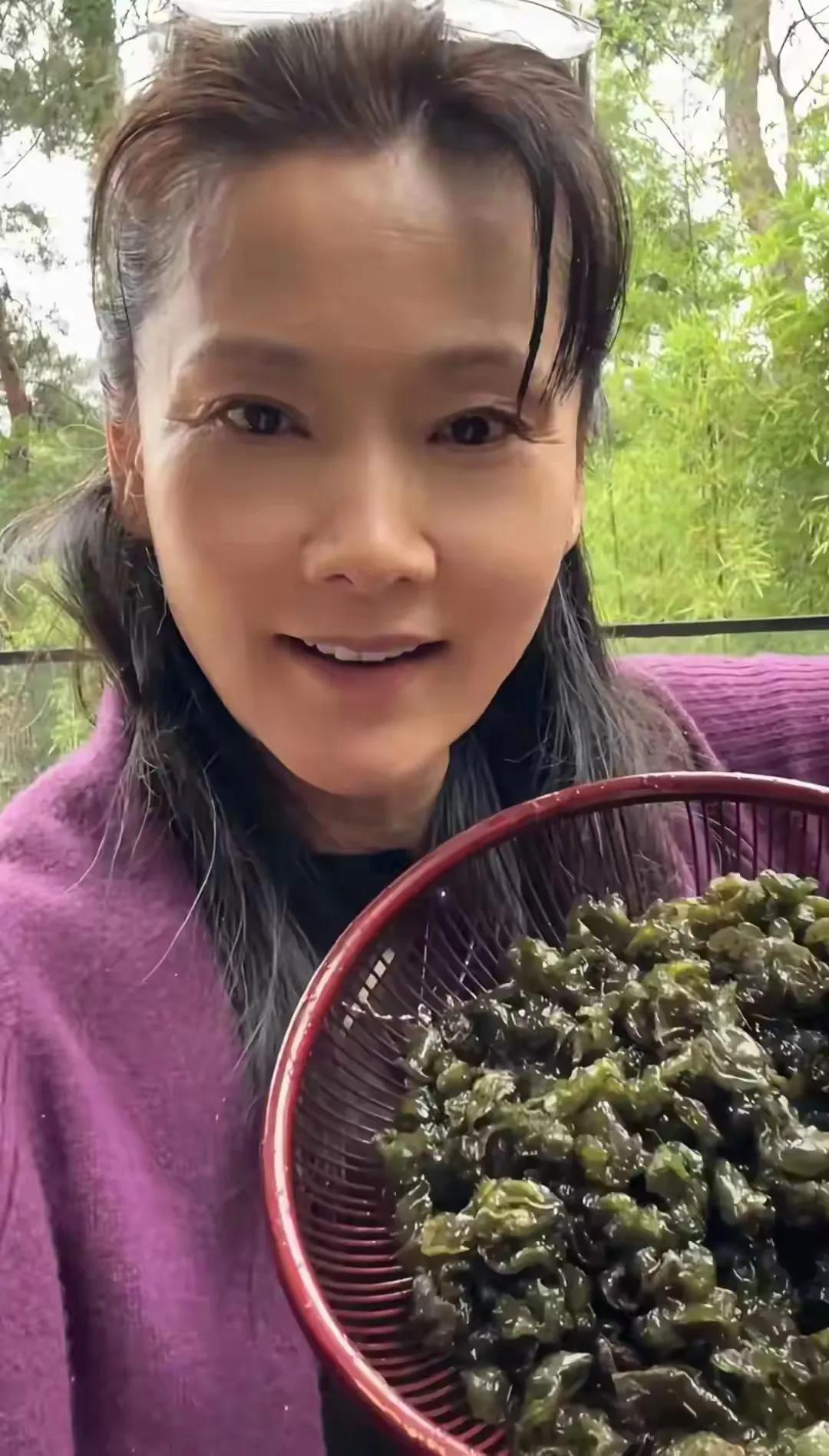 何赛飞太接地气了！何赛飞不怕酷热，在山上挖野菜，素颜亮相，还是那么漂亮，风韵犹
