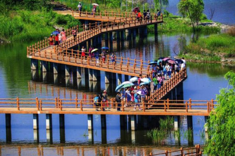 连日来,一辆辆满载游客的旅游大巴,有序驶入孝义市各个旅游景点,带