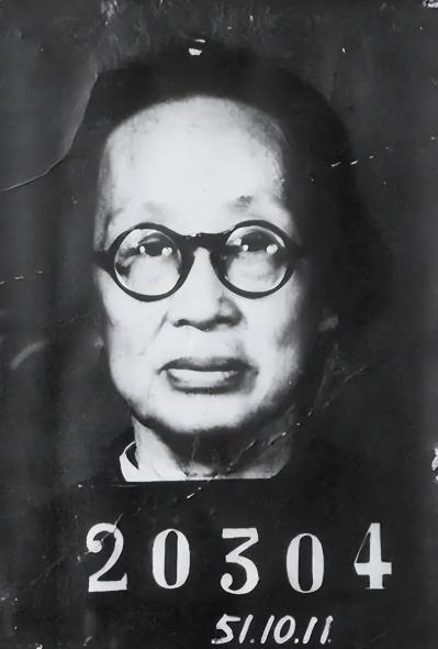 1938年12月18日，汪精卫从重庆珊瑚坝机场登机时，曾极度犹疑。据当时随行的