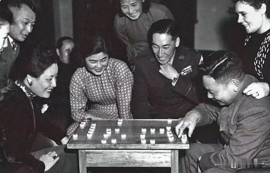 1951年，宋美龄与蒋经国下象棋，大儿媳蒋方良站在蒋经国身后，蒋纬国夫妇坐着看棋