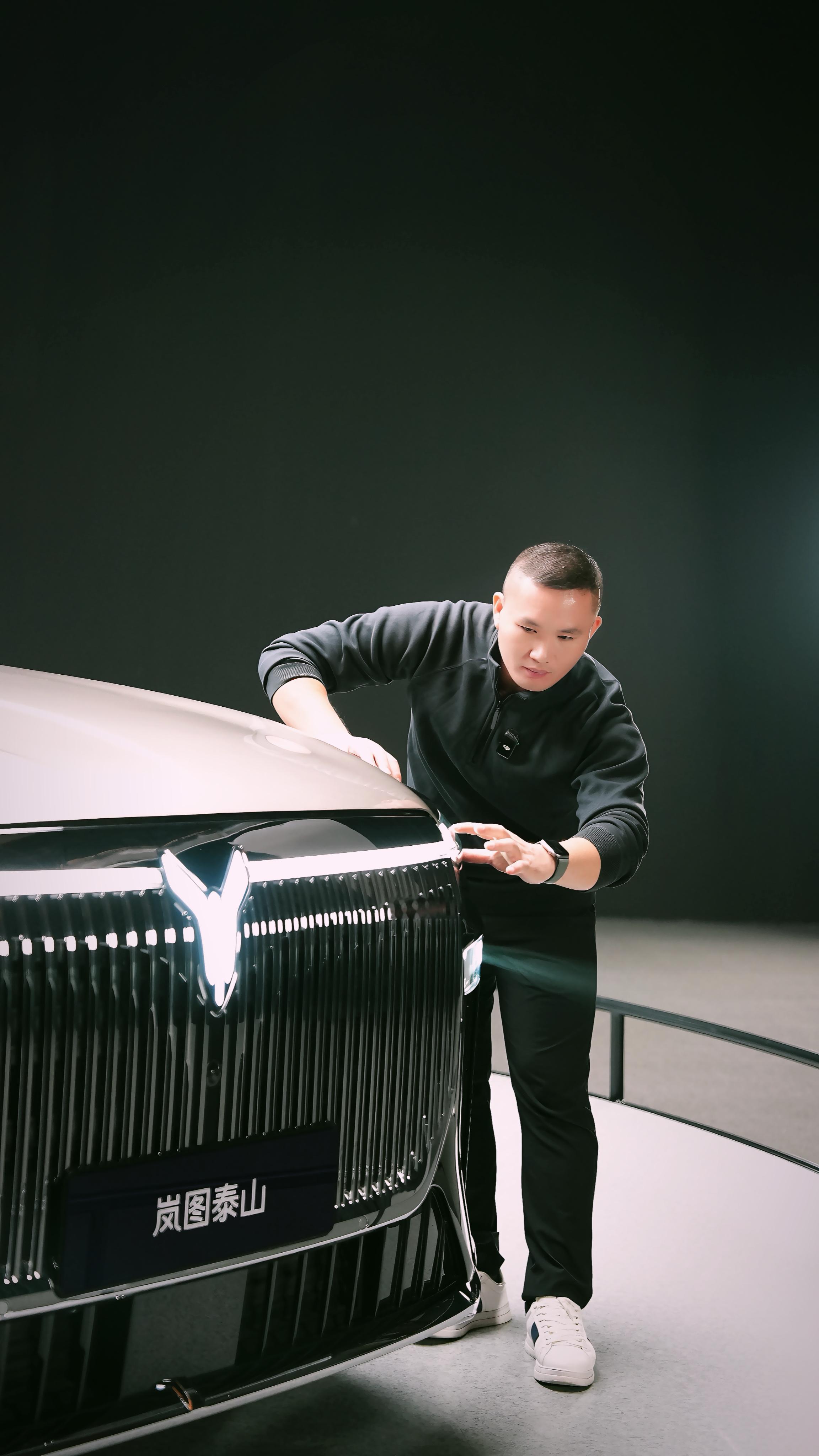 朋友圈里有很多其它品牌的销售，经常一发圈，底下就是，老师您怎么不给我们品牌拍拍新