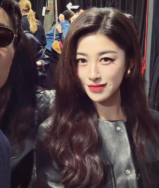 真是被美一大跳，妩媚这个词在朱珠身上体现的淋漓尽致