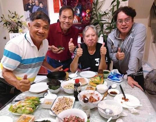 这张4人聚餐同框旧照：我只认出了戴着眼镜、天庭饱满的谭咏麟，头发花白、形销骨瘦的