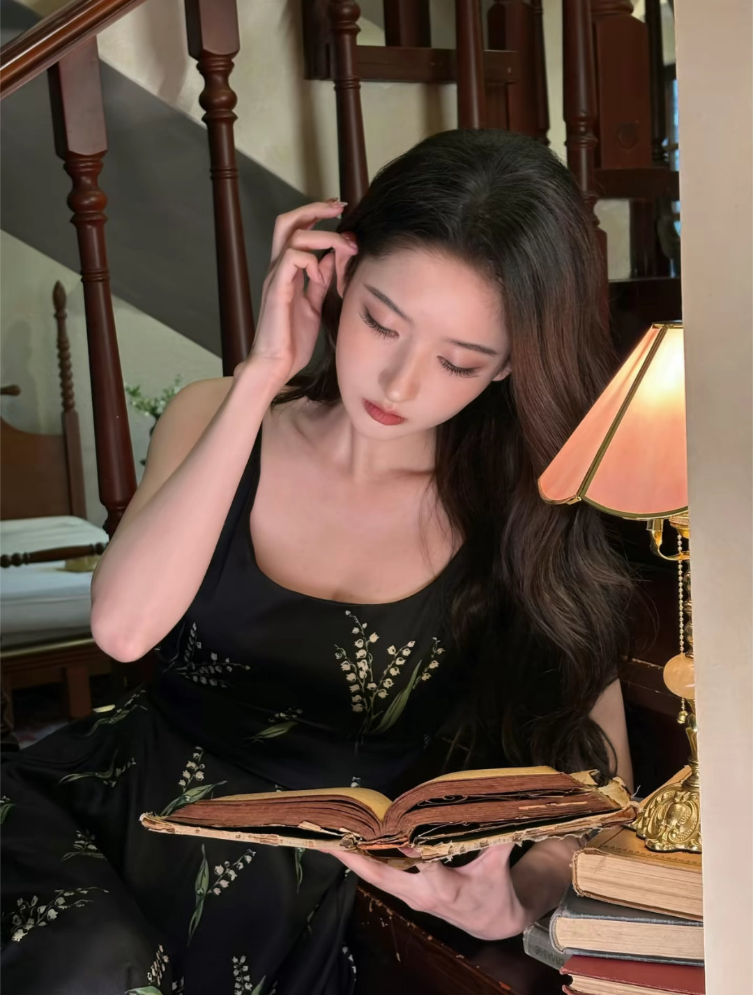 王玉雯近期妆造王玉雯换风格了王玉雯这次直接把甜妹滤镜全卸了，黑长直配紫裙一出场，