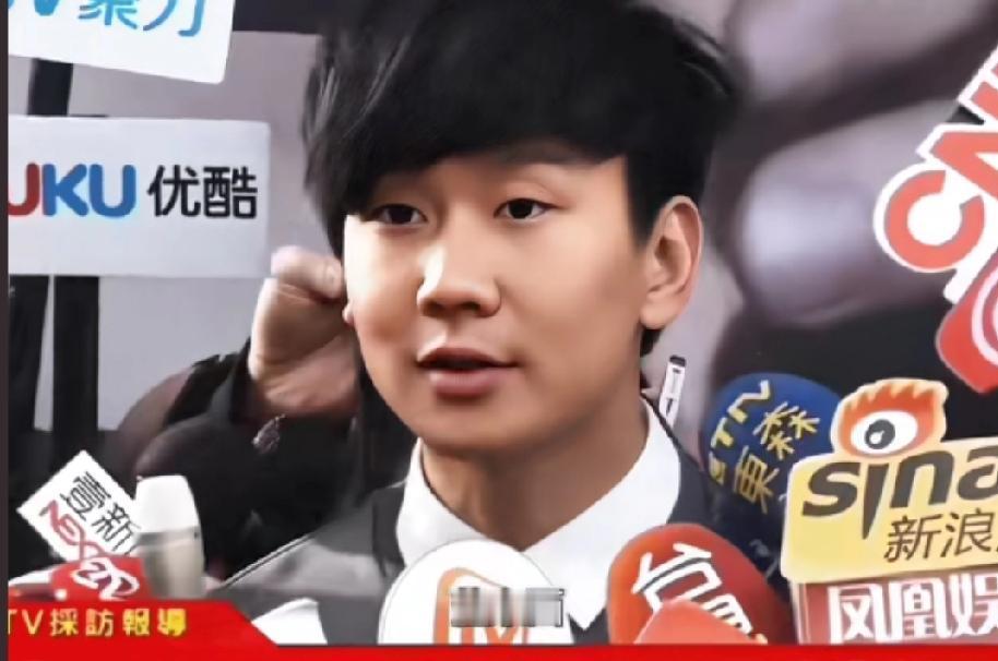 林俊杰被问垫东西了吗？记者真敢讲媒体：太大了。林俊杰笑得眼睛都眯起来了，还