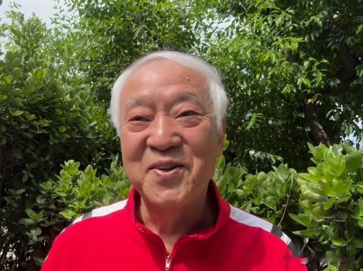 今年77岁的牛群近况非常令人担忧。他已满头白发，苍老严重。牛群已经很久没有露