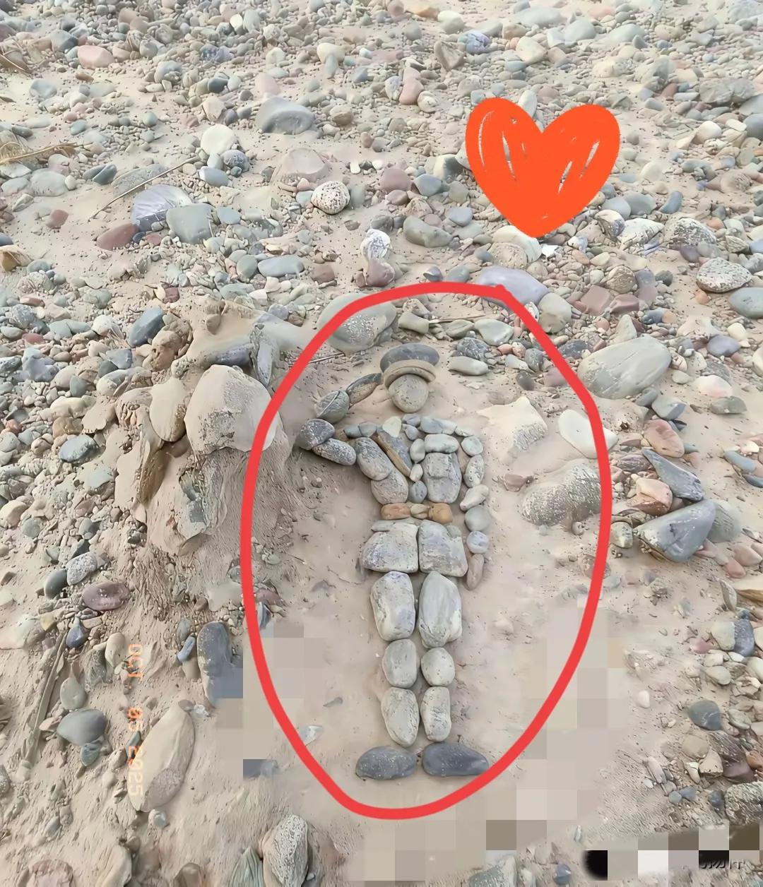 谁看了不眼眶发热啊！戈壁老兵故地重游找当年哨所，却只看到一片空地，正失落呢，转头