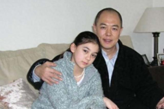 她是“回族第一美女”法提麦·雅琦，曾经被“皇阿玛”张铁林玩弄感情，转身竟嫁给了港