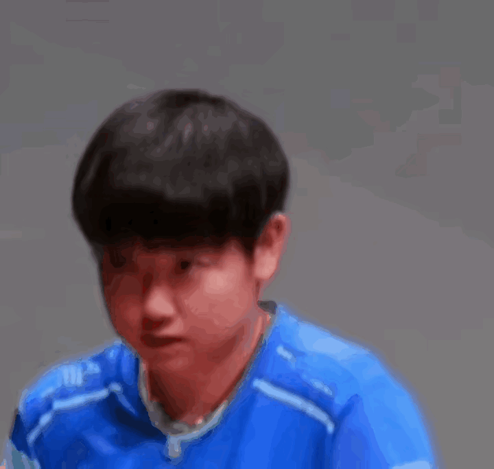 头一次见这么乖的莎宝，又听话，又萌。是不是人一生病就会变得很温柔啊！也不给她哥白