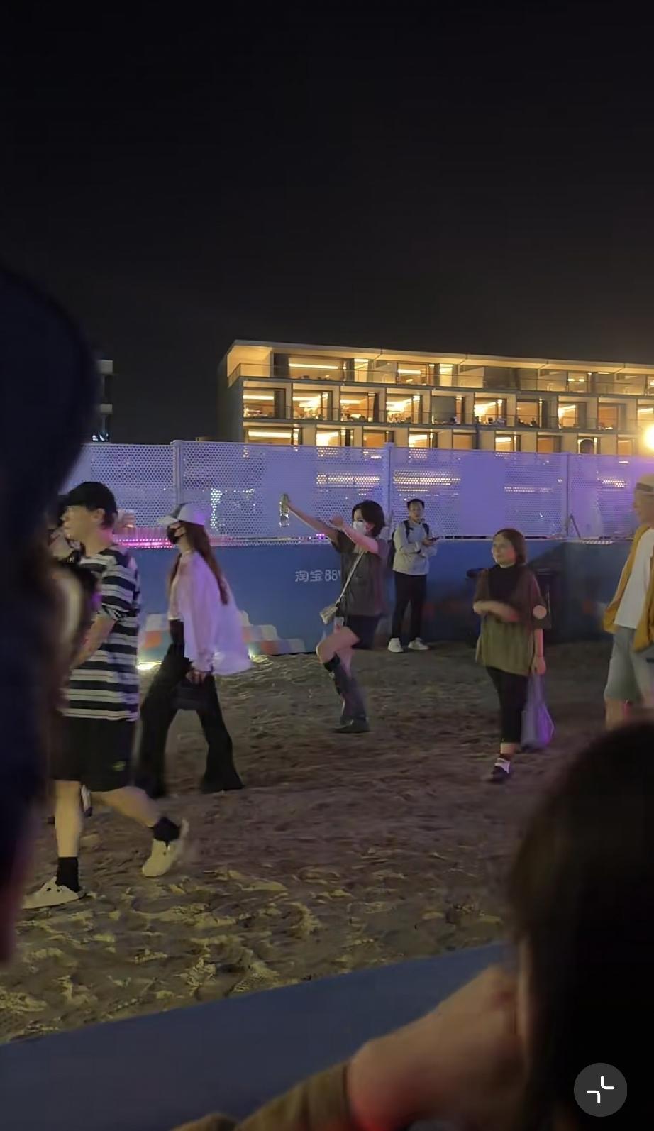 8月29日，王菲在阿那亚音乐节夜场独自狂欢，看着很心酸，没几个人看她，而她的体态