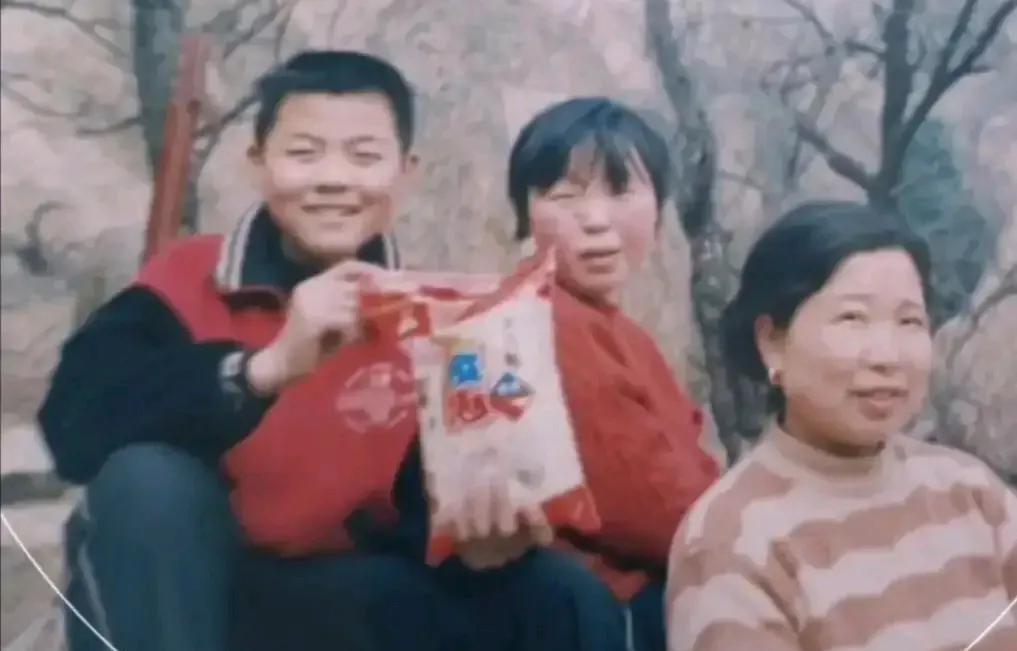郭威童年时期的一张照片，他笑得可真憨厚，妥妥的就是一个吃苦耐劳懂事的娃。杜新枝一