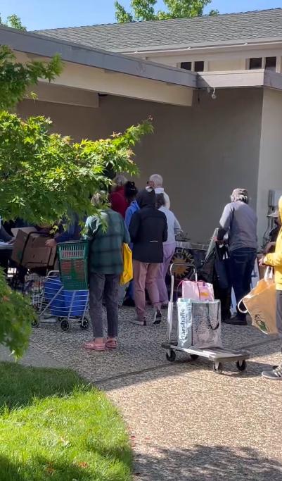 作者在美国一家食品银行做志愿者的经历，文中描述了人们在不同地点每周最多可免费领取