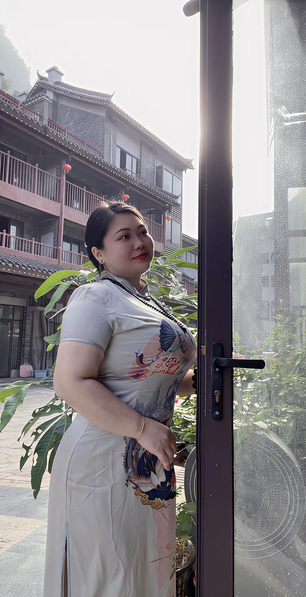 在古镇的阳光里，真的能遇见最美的自己。就像作者风儿在乌镇，从远方赶来，不为姹紫嫣