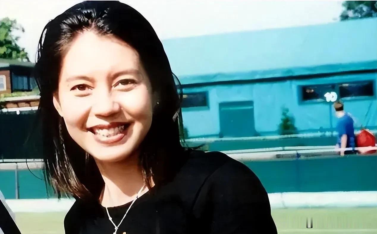1982年她在比赛期间背叛了祖国，以“政治避难”为由投向了美国的怀抱，令中国队痛