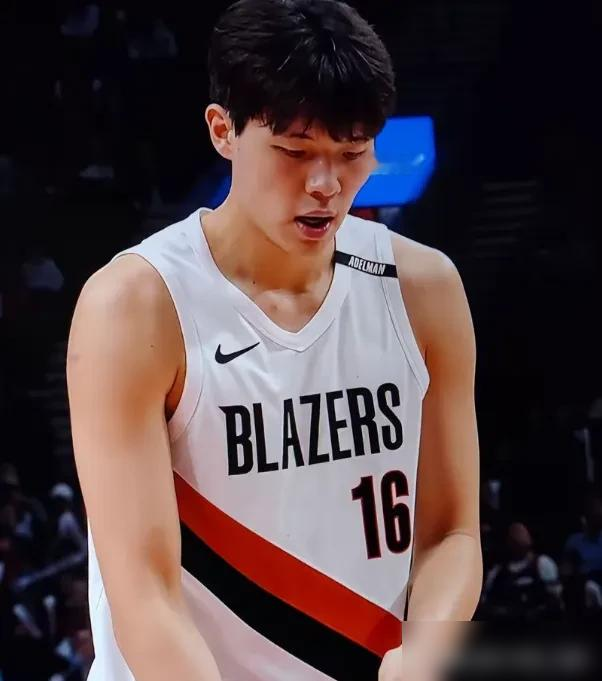 12分钟4次助攻0犯规，杨瀚森把勇士的末节阵容喂吐了。第四节一上来，球就围着他转。高位一站，手递手、