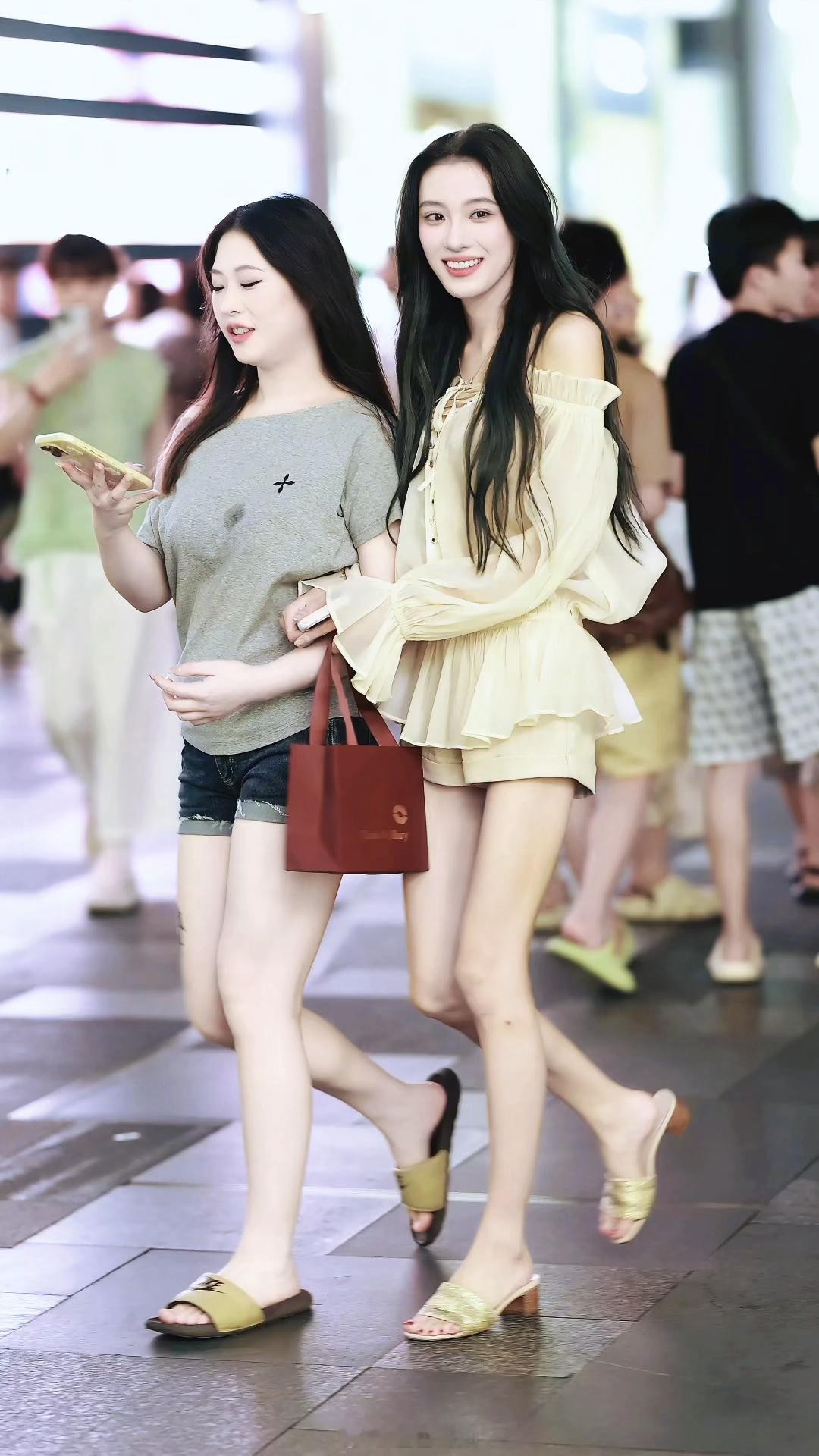 【成都街拍】周五，宝贝们早安！丨摄影拍照每日穿搭